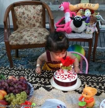 حسنا در حال شمع فوت کردن
