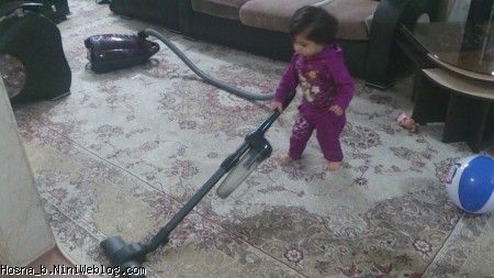 حسنا در حال جاروبرقی کشیدن