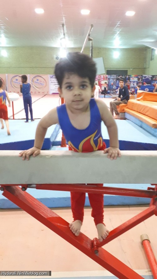 حیدر علی  در سالن  ورزش ژیمناستیک در حال ورزش کردن