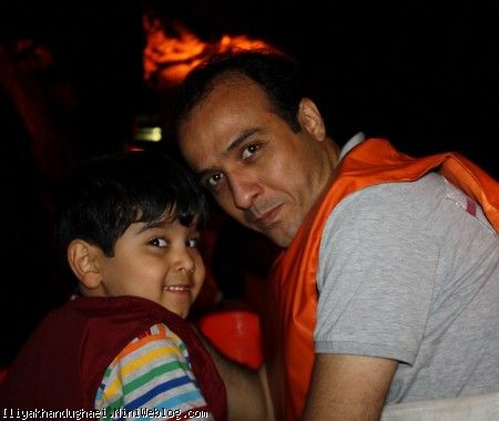 پدر و پسر درحال قایقرانی در غار علیصدر 