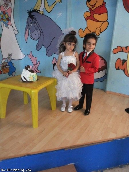 دوقلوها با لباس عروس و دامادی در تولد 4 سالگیشون در مهد کودک پارسی