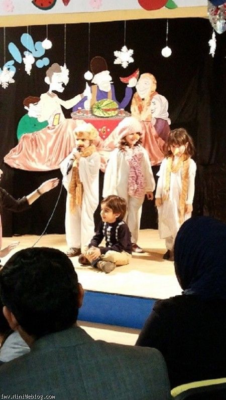 دوقلوها در حال اجرای نمایش (نقش ویانا آدم برفی و ایلیا پسر بچه)