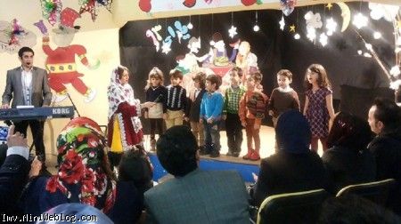 بچه ها در حال اجرای شعر فارسی شب یلدا