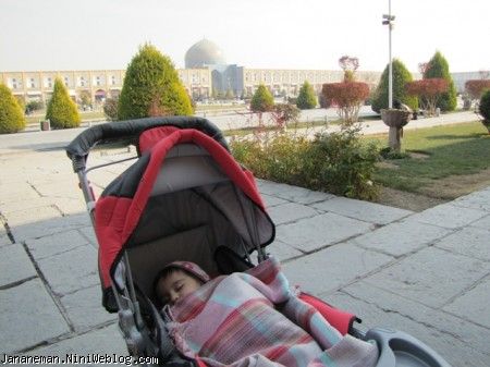 جانان با دور نمایی از مسجد شیخ لطف الله