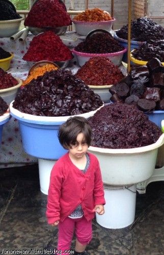 جانان خانوم خوشمزه کنار خوراکی های خوشمزه