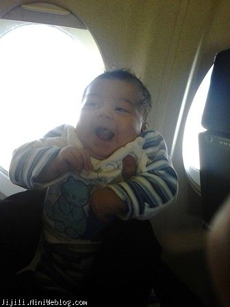 علی در هواپیما