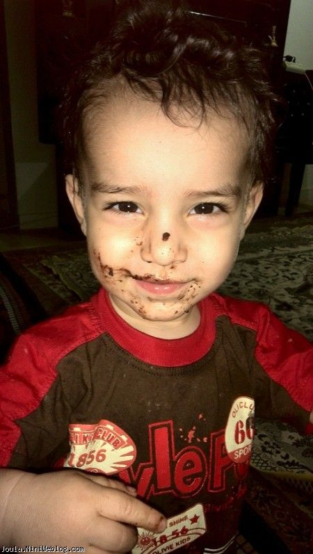 عکس پرهام در حال خوردن شکلات