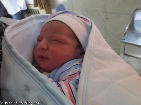 اولین عکس از امیر علی بخشنده 1 ساعت پس از تولد
