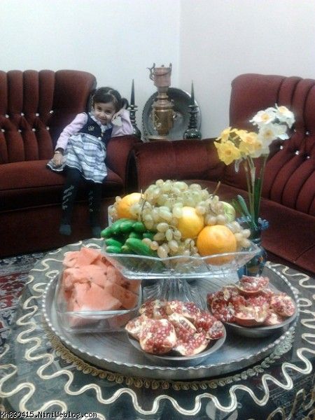 کوثرجون در کنار میز شب یلدا خونه مامانی فریبا