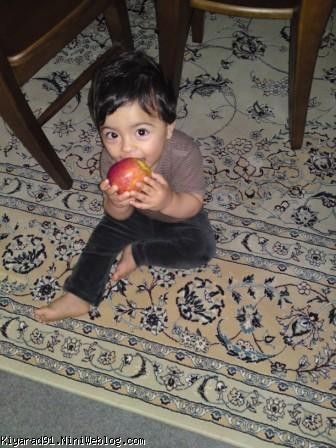 مامان فدای سیب خوردنت بشه...