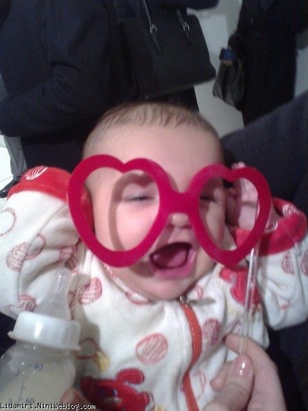 بازم لیدا کوچولو با عینک قشنگش تو نمایشگاه وصال