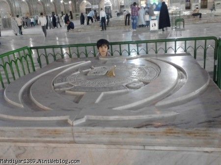 مهدیار در کنار ساعت خورشیدی در صحن انقلاب اسلامی