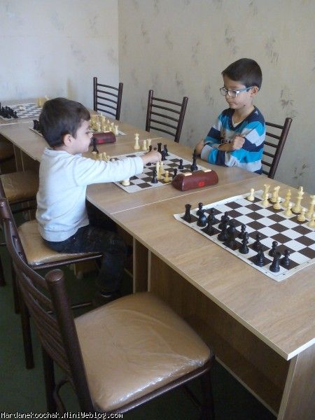 پارسا و پرهام در حال شطرنج بازی