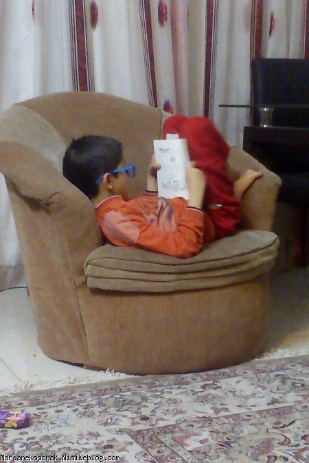 پارسا در حال خواندن کتاب دنیای معرکه تام گیتس