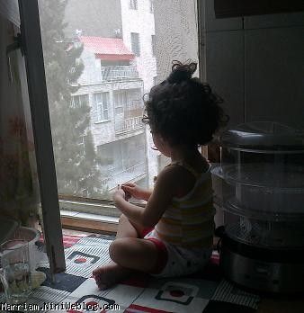 محیا در کنار پنجره و غمگین