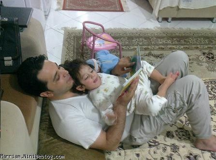 بابایی در حال خوندن کتاب برای محیا