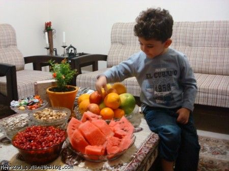 مهرزاد در حال ناخنک زدن