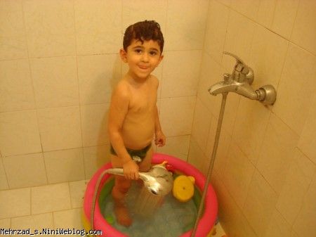 در حال آب بازی