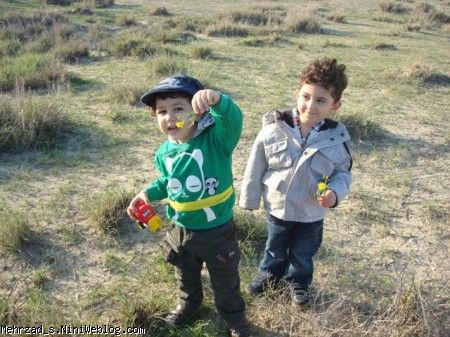 مهرزاد وآرتین در ساحل زیبای عسلویه مهرزاد وآرتین در ساحل زیبای عسلویه