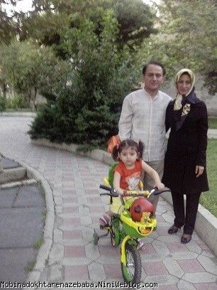 دوچرخه سواری مبینا خانم  در کنار ما مان  فاطمه و یایا مسعود