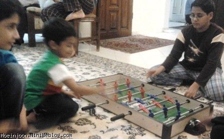 محمد جواد و معین در حال بازی با فوتبال دستی