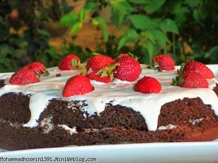 کیک شکلاتی با تزیین توت فرنگی