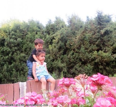 کیان و آرمیتا در باغ گلها 