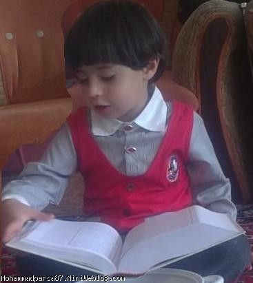 محمدپارسا در حال خواندن قرآن موقع سال تحویل