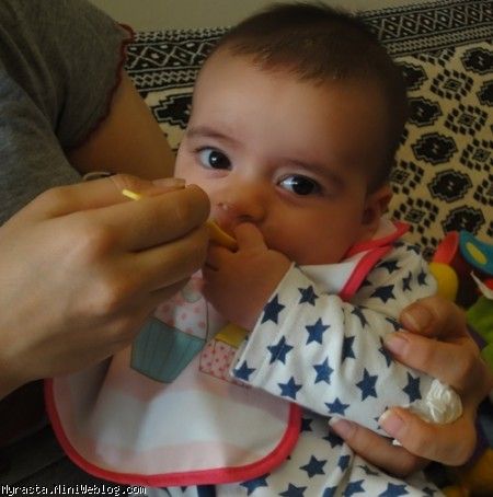 رستا در حال خوردن اولین فرنی 136 روزگی 