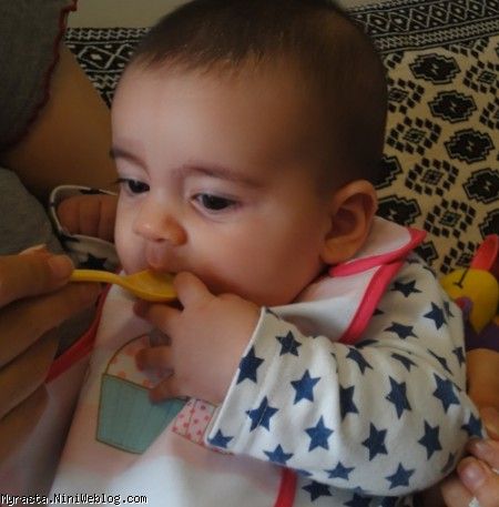 رستا در حال خوردن اولین فرنی 136 روزگی 