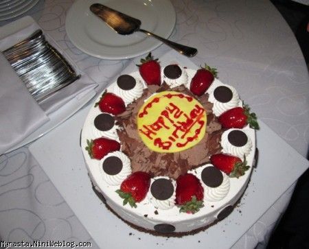 کیک تولد رستا از طرف هتل 