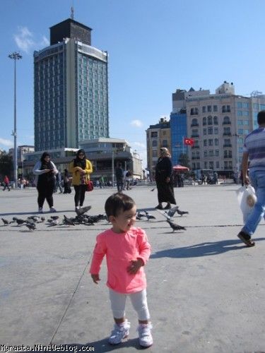 رستا جوجو بینان در میدان تقسیم-استانبول ( 11 ماه و 3 روزگی) 