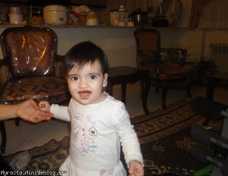 وقتی مامان بزور به رستا دنت شکلاتی میده نتیجه این میشه !! ( 16 ماه و 1 روزگی)