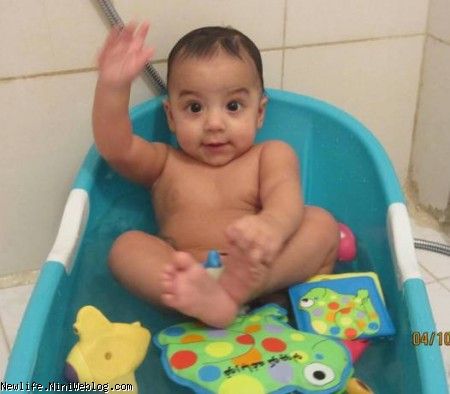 روز خانواده 1 - اولین آب بازی شازده کوچولو در وان حمامش ,اولین خرید اسباب بازی با شازده کوچولو