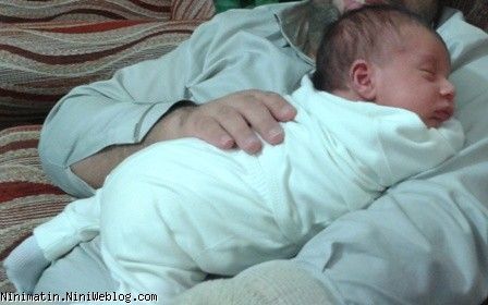 خوابیدن با دلپیچه رو شکم بابایی