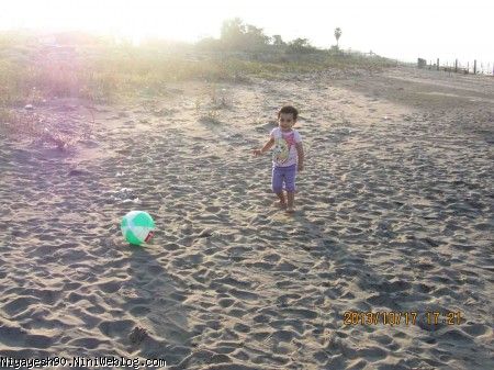 توپ بازی در ساحل تو غروب آفتاب