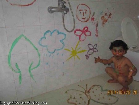 نقاشی کشیدن با رنگ انگشتی در حمام