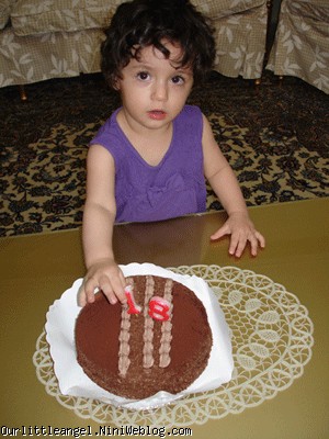آوینا و کیک 18 ماهگیش