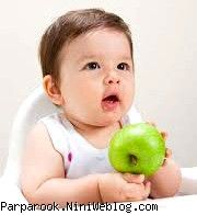 کودک و سیب