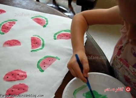 بچه ها در حال نقاشی