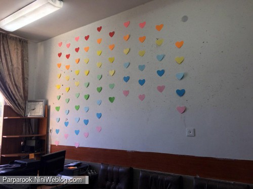 تزیین دیوار اتاق با قلب های کاغذی