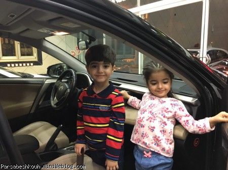 پارسا و روشا در نمایشگاه ماشین آقای اهوازیان در حال انتخاب ماشین