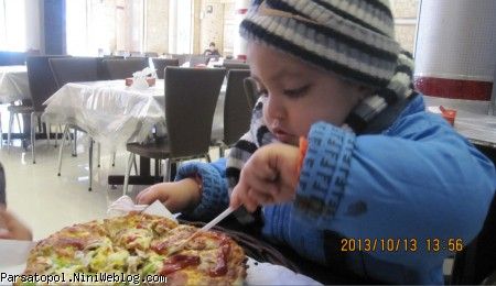 پارسا در حال پیتزا خوردن 