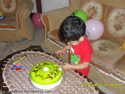 جوجو در حال انگشت زدن به کیک پارسایی در تولد مامانی