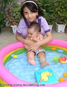 النا و یاسمین در حال آب بازی