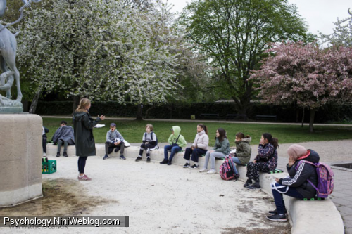 آموزگار در حال گفت‌وگو با دانش‌آموزان در پارکی در کپنهاگ، ۲۹ آوریل ۲۰۲۰