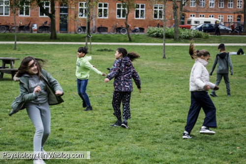  دانش‌آموزان مدرسه‌ای در کپنهاگ در حال گرم کردن بدن‌شان در پارکی نزدیک مدرسه، ۲۹ آوریل ۲۰۲۰