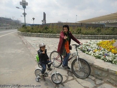 رادمهری و مامانی در حال دوچرخ سواری 