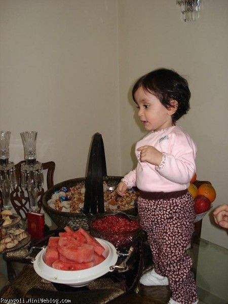 رایا و میز شب یلدا رایا گلی