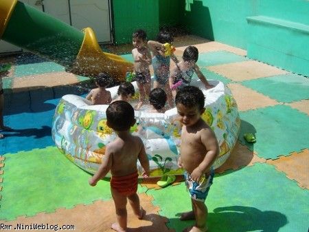 رادمهر هنگام آب بازی در مهد کودک 